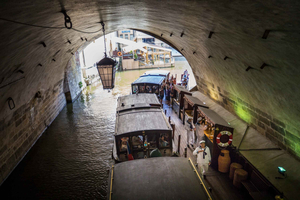 Praga: excursão a pé de 3 horas pelos terrenos do castelo e cruzeiro fluvial