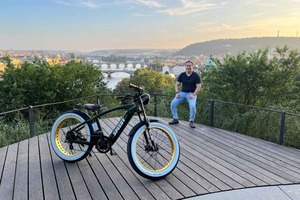 Beverly Hills en de buitenwijken van Praag op een e-bike in retrostijl