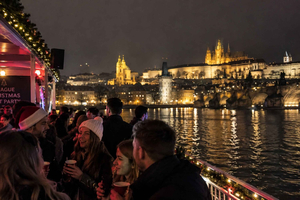Christmas Boat Party with Mulled Wine + Epic Club