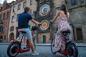 Praag: E-bike of E-scooter tour met een lokale gids