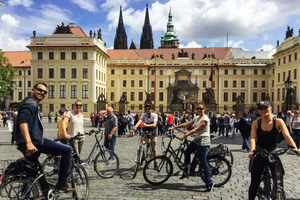 Prag: Elektrofahrrad-Städtetour durch Burgviertel und Altstadt
