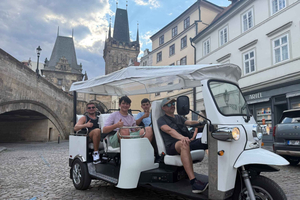 Praga: tour guidato della città in tuk-tuk elettrico