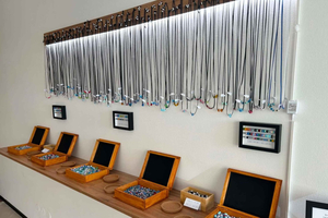 Praga: espectáculo de fabricación de vidrio y taller de pulseras de recuerdo