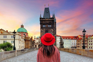 Prague: Before the Crowd Sunrise Tour & Breakfast
