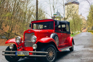 Prague: Fairytale Karlstejn Castle in Retro-Style Car