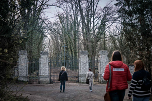 Prague: Psychiatric Hospital and Abandoned Cemetery Tour