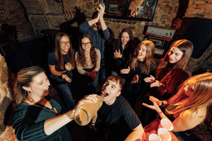 Private Pub Crawl for Groups with Drinks & Guide