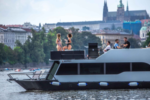 VIP-oplevelse med YachtBoat TWO i Prag: Alt-du-kan-drikke