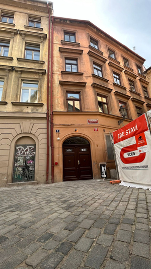 White Wolf Hostel & Apartments