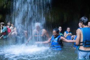 Eventyr i Charco Azul-grotten, ved fossefall og i elven med profesjonelle bilder