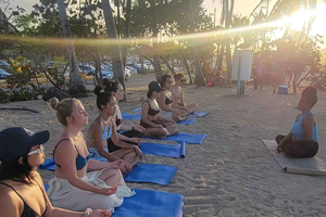 San Juan: Ocean Breeze Sunset Yoga Beach Class