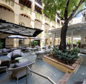 Patio del Níspero