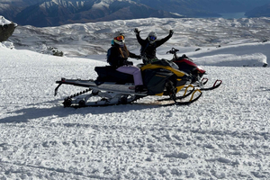 Geführtes Schneemobil-Abenteuer mit Abholung
