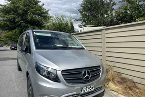 Frota de Mercedes V em Queenstown, Nova Zelândia, à sua disposição