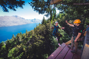 Queenstown: 1-godzinna wycieczka tyrolką z 2 liniami i 21-metrowym spadkiem