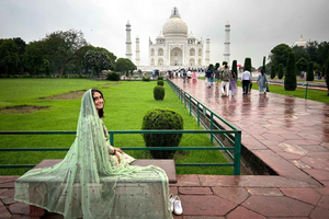 Agra: opastettu kierros Taj Mahaliin, valokuvaus ja sarien vuokraus