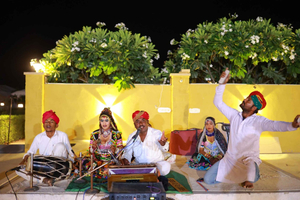 Passeio de jipe, andar de camelo, noite de música e buffet de jantar tradicional