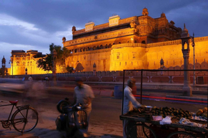 Passeggiata serale a Bikaner: cultura, luci e storie con una persona del posto