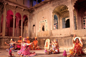 Udaipur: Paseo en barco nocturno con espectáculo de marionetas y cena
