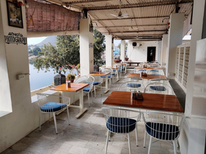 Cafe Lake View