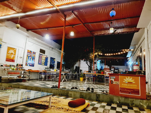 Doctor Alone Hostel & Cafe