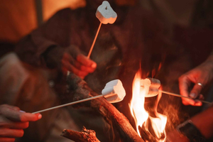 Reykjavík: Aurora hunt, campfire, thermals & marshmallows