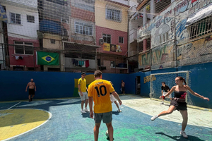 Rio: zwiedzanie i boisko piłkarskie FIFA w sercu faweli Tavares Bastos