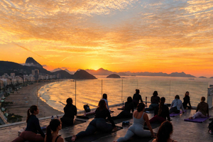 Yoga bei Sonnenaufgang in Copacabana mit Frühstück