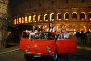 Roma: Magia notturna in auto d'epoca con servizio fotografico