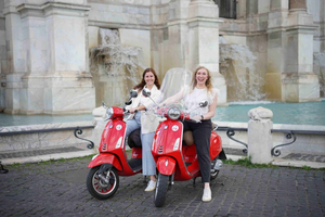 Rome: Vespa Tour with Photo Stops and City Center Pickup