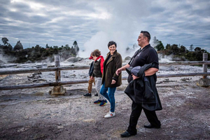 Auckland: Rotorua Te Puia con secuoyas, haka y buffet Hangi