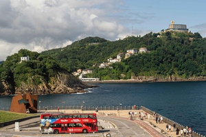 San Sebastián: Stadstur med hop-on-hop-off-buss