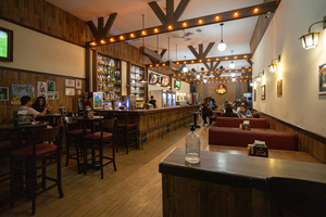 Melts Gastrobar | Restaurante, Burgers, Drinks e Karaokê