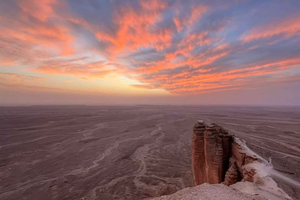 Le bout du monde à Riyad, balade à dos de chameau, visite de la grotte des chauves-souris et dîner