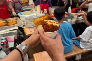 Más de 12 platos auténticos del mercado y paseo por la muralla de la ciudad con un autor gastronómico