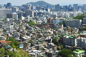 Buam-dong Guided Tour with Museum Entry & Food Stop