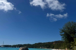 From Baie Lazare: 2-Day Mahé Island Tour with Hotel Stay