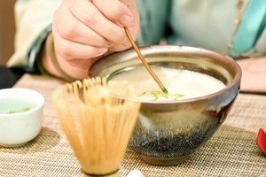 Gammel teceremoni med pisket matcha