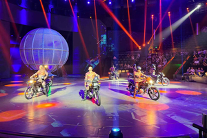City Highlights Tour with Acrobatic Show