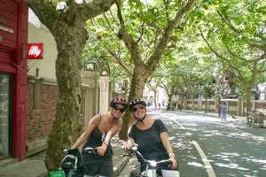 Tour di mezza giornata in bicicletta per piccoli gruppi della vecchia Shanghai (giorno e notte)