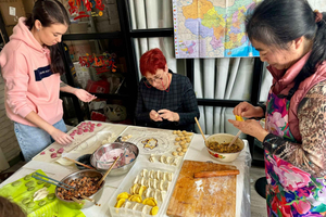 Shanghai-madlavning med dumplings og måltid i lokal familie – med veganske retter