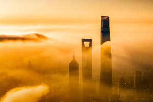 Rundgang bei Sonnenuntergang in Vom historischen Bund zur Cyberpunk-Skyline