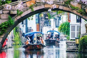 Führung durch das Wasserdorf Zhouzhuang mit Bootsfahrt
