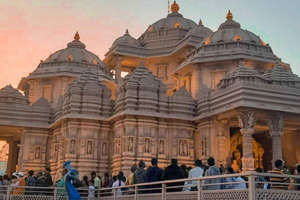Delhi: Wycieczka do świątyni Akshardham z pokazem światła i wody