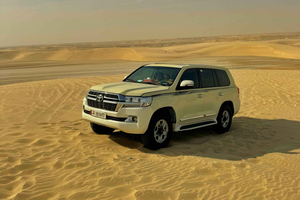 Doha: aavikkosafari auringonlaskun aikaan, dyyneillä ajelu ja qatarilainen majboos