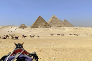 Hurghada: Cairo Day Trip by Flight, Pyramids, Sphinx & Museum