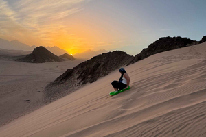 Hurghada: Mount Shaib El Banat Tour with Sandboarding