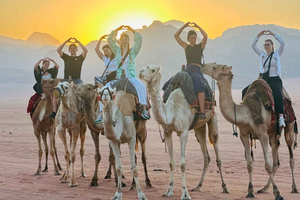 Wadi Rum: nelivetoauringonlaskukierros, beduiini-illallinen ja leiriytyä