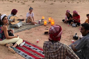 Wadi Rum: zachód słońca, herbata z fajką wodną, kolacja, obserwowanie gwiazd