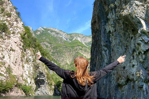 Depuis Tirana/Shkodra : excursion d'une journée au lac Komani et à la rivière Shala